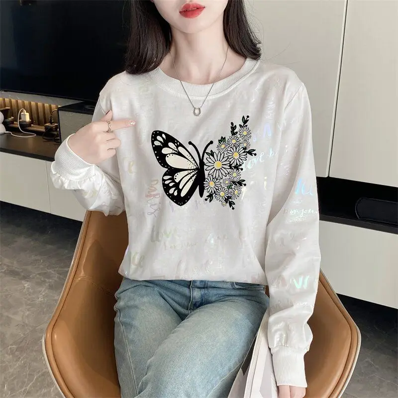 Round neck long-sleeved sweater women's autumn 2024 new loose Korean version of Joker bronzing printed thin long-sleeved top.
Round neck long-sleeved sweater women's autumn 2024 new loose Korean version of Joker bronzing printed thin long-sleeved top.