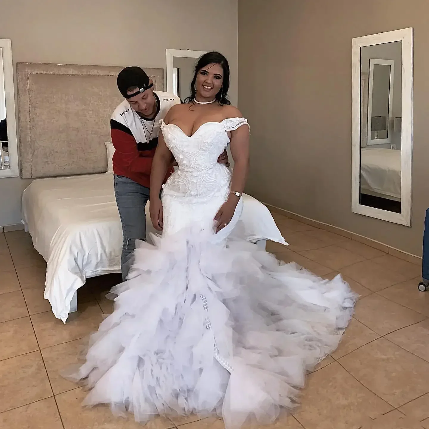 Customized Plus Size Wedding Dresses Lace Floral Appliqued Off Shoulder Mermaid Bride Gowns Tiered Ruffles Elegant African Robe
Customized Plus Size Wedding Dresses Lace Floral Appliqued Off Shoulder Mermaid Bride Gowns Tiered Ruffles Elegant African Robe