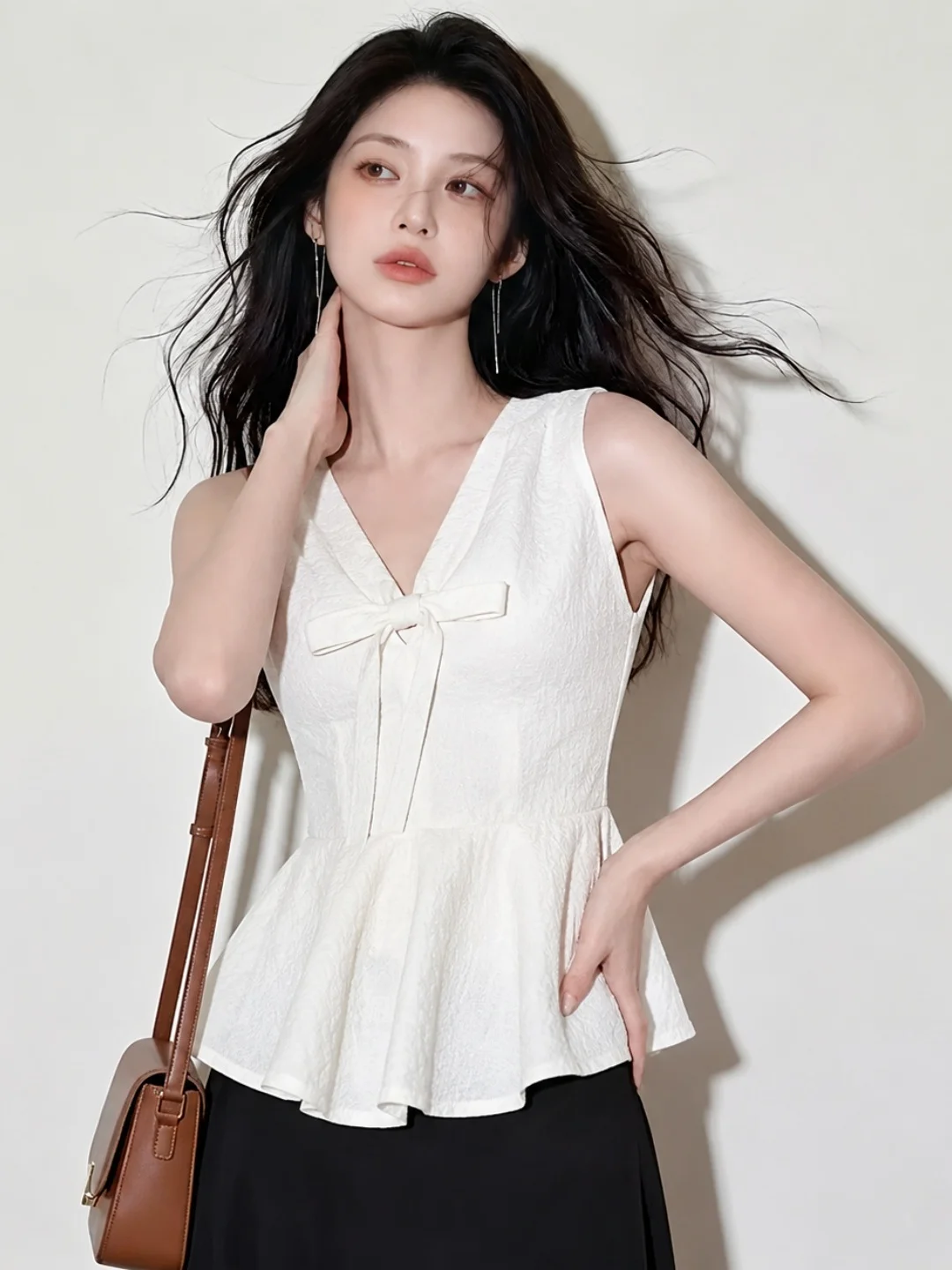 French Style Knot Splice V-neck Sleeveless Slimming Top Summer Fashionable High Waist Ruffle Hem Slimming Vest
French Style Knot Splice V-neck Sleeveless Slimming Top Summer Fashionable High Waist Ruffle Hem Slimming Vest
