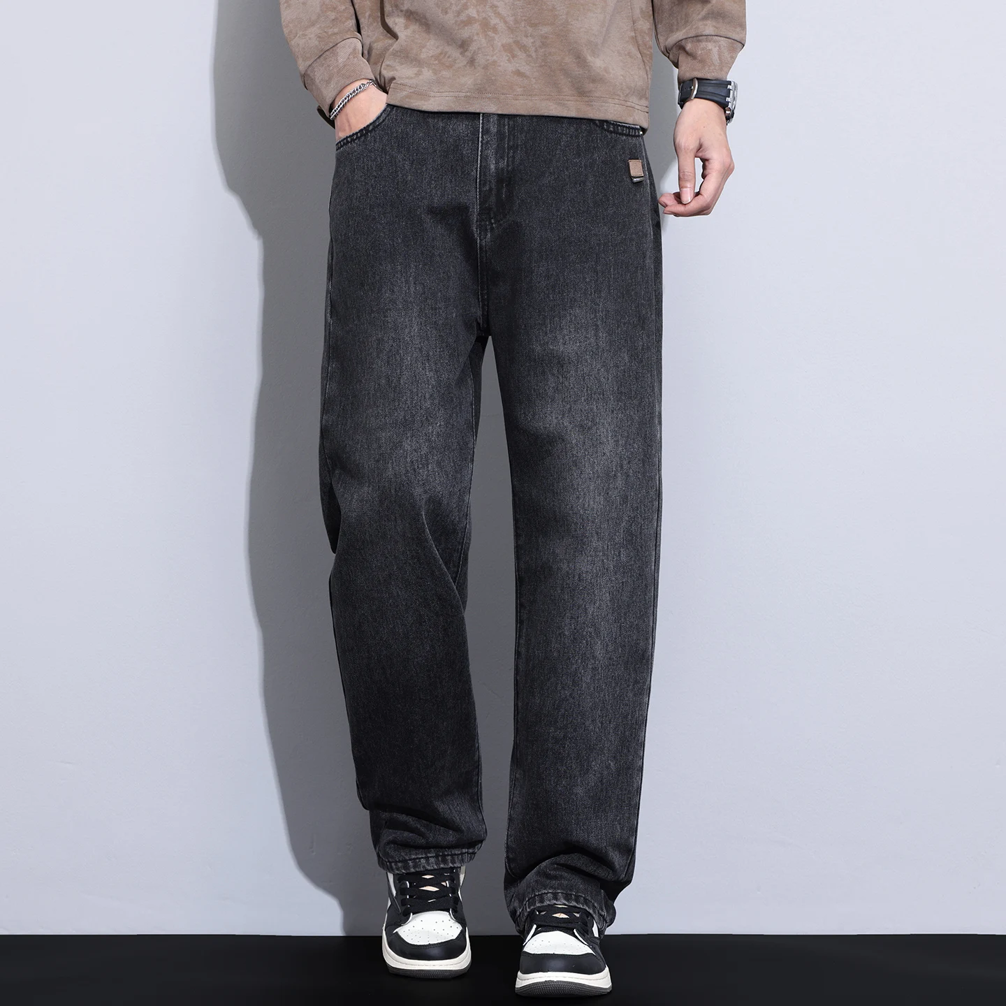 Мужские джинсы в американском стиле ретро 2026, весна и осень, новый стиль, модные уличные повседневные свободные прямые джинсы для мужчин
Мужские джинсы в американском стиле ретро 2026, весна и осень, новый стиль, модные уличные повседневные свободные прямые джинсы для мужчин