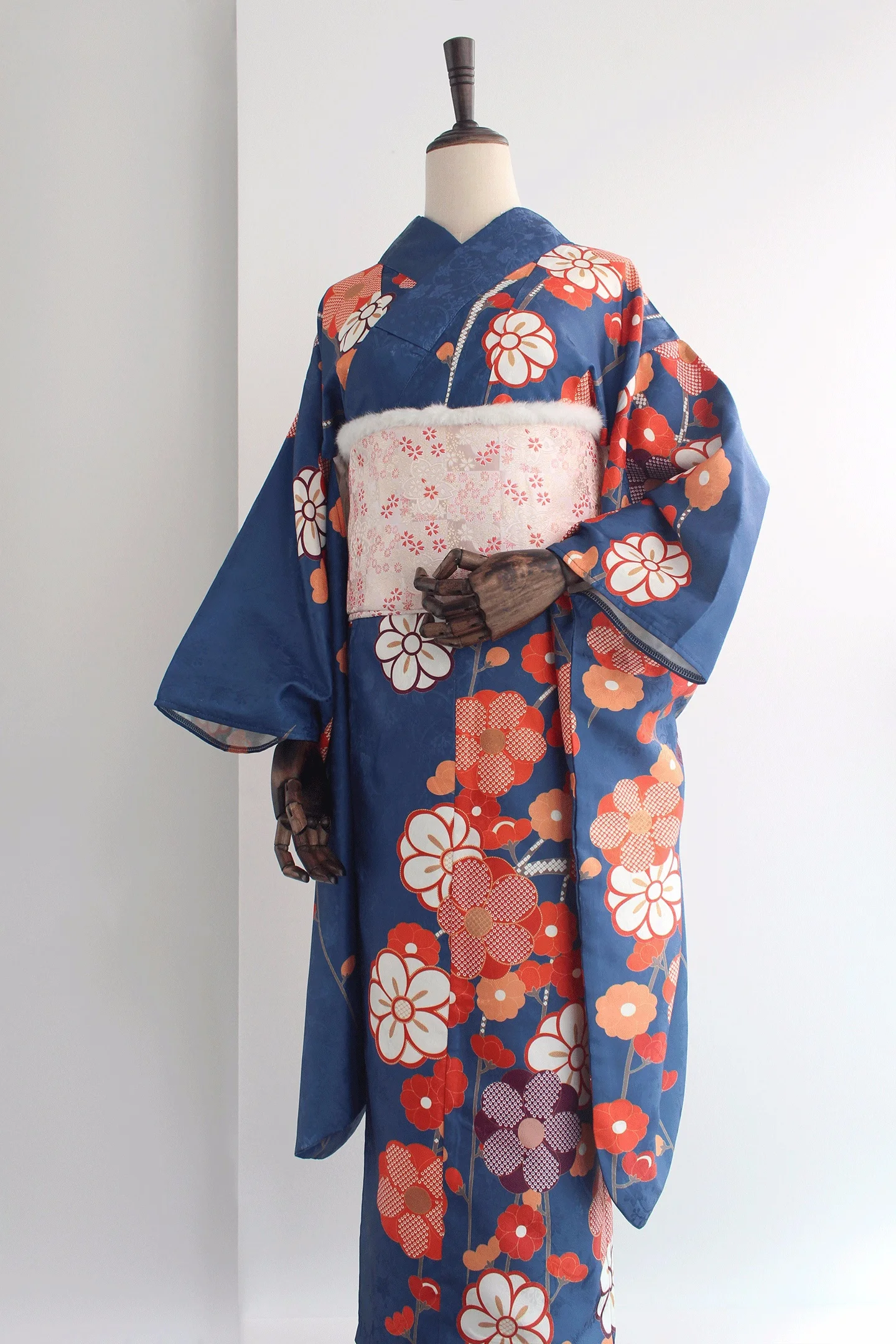 Женский японский стиль, модернизированный Кимоно Furisode синего цвета с цветочным принтом, торжественное платье юката для путешествий, костюм для фотографии
Женский японский стиль, модернизированный Кимоно Furisode синего цвета с цветочным принтом, торжественное платье юката для путешествий, костюм для фотографии