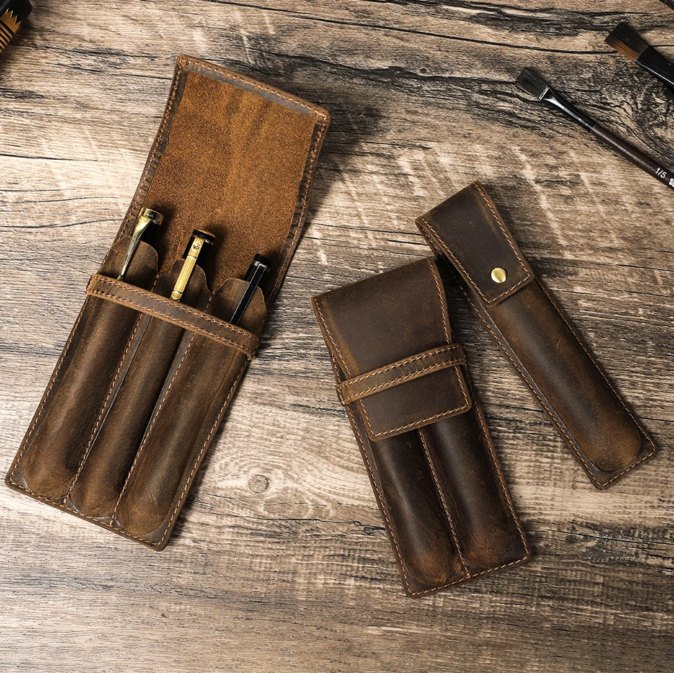 Retro Crazy Horse Song Dance Show Leather Pen Bag Handmade Genuine 1/2/3 Pen Holder Retro Student Organizer S/M/L 15.5 15.5 16cm 20 36 45g
Retro Crazy Horse Song Dance Show Leather Pen Bag Handmade Genuine 1/2/3 Pen Holder Retro Student Organizer S/M/L 15.5 15.5 16cm 20 36 45g