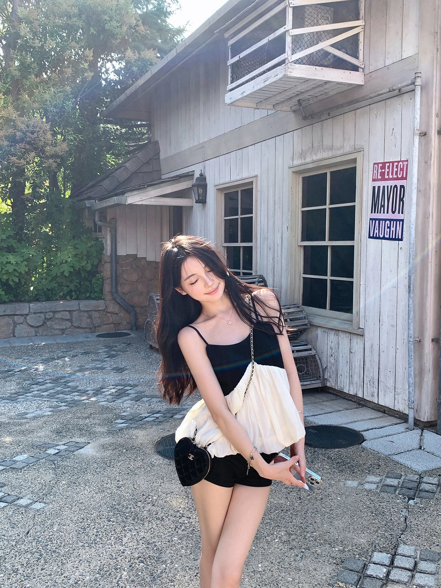 Белый топ на бретельках с вырезами на плечах для женщин, летний, с дизайнерским акцентом на плечах, новинка 2025 года, облегающий крой, милый и элегантный стиль
Белый топ на бретельках с вырезами на плечах для женщин, летний, с дизайнерским акцентом на плечах, новинка 2025 года, облегающий крой, милый и элегантный стиль