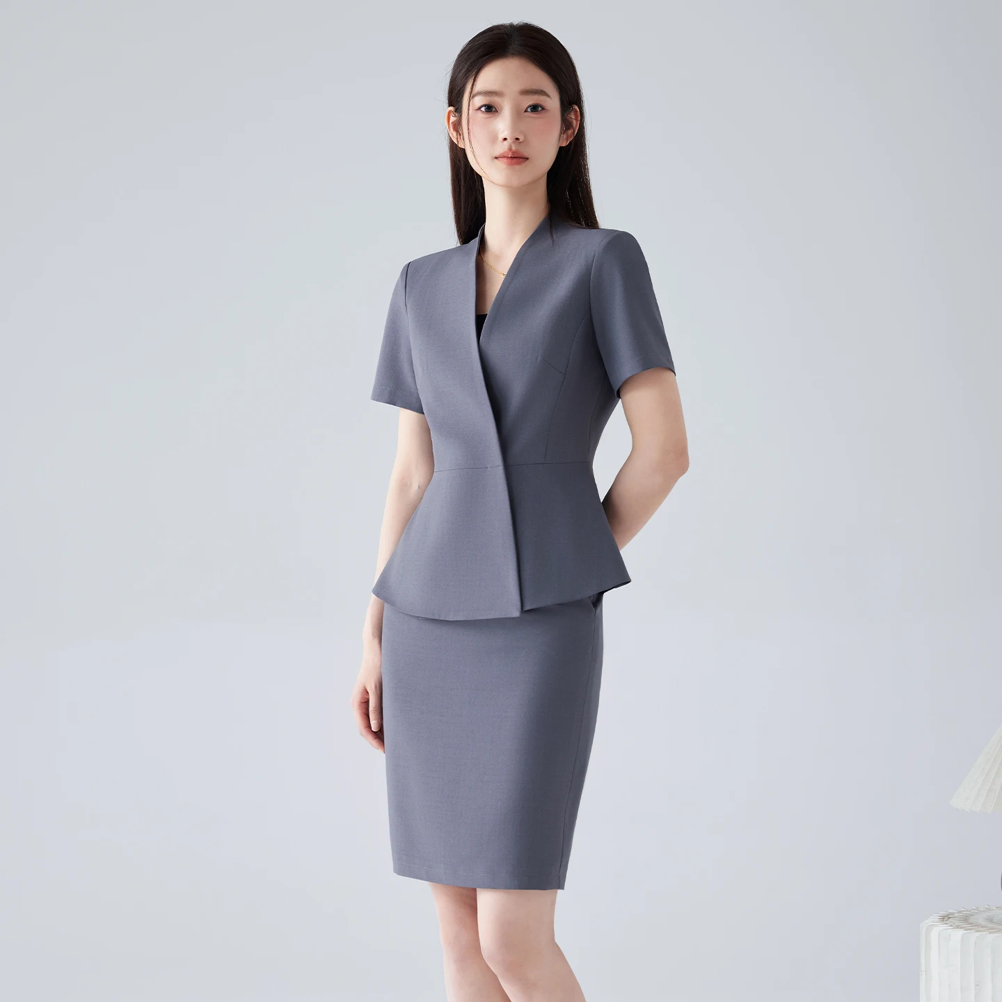 High-End Women's Gray V-Neck Suit Set for Summer 2026 Business Commuting Law Practice Managerial Roles Fashionable Professional
High-End Women's Gray V-Neck Suit Set for Summer 2026 Business Commuting Law Practice Managerial Roles Fashionable Professional