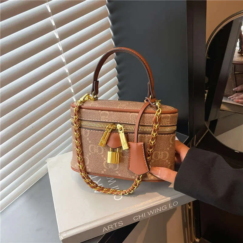 Fashion Designer Bag for Women Small Chain Bucket Bag New Pattern Printed Box Versatile Women's Shoulder Crossbody Bag with Lock
Fashion Designer Bag for Women Small Chain Bucket Bag New Pattern Printed Box Versatile Women's Shoulder Crossbody Bag with Lock