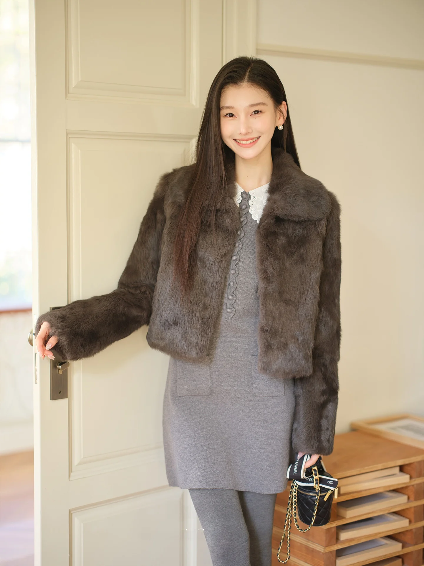 Женская шуба из кроличьего меха Roroeep Phoebe: теплая, молодежная, модная, с высокой талией, длинными рукавами, премиум-качество, верхняя одежда
Женская шуба из кроличьего меха Roroeep Phoebe: теплая, молодежная, модная, с высокой талией, длинными рукавами, премиум-качество, верхняя одежда