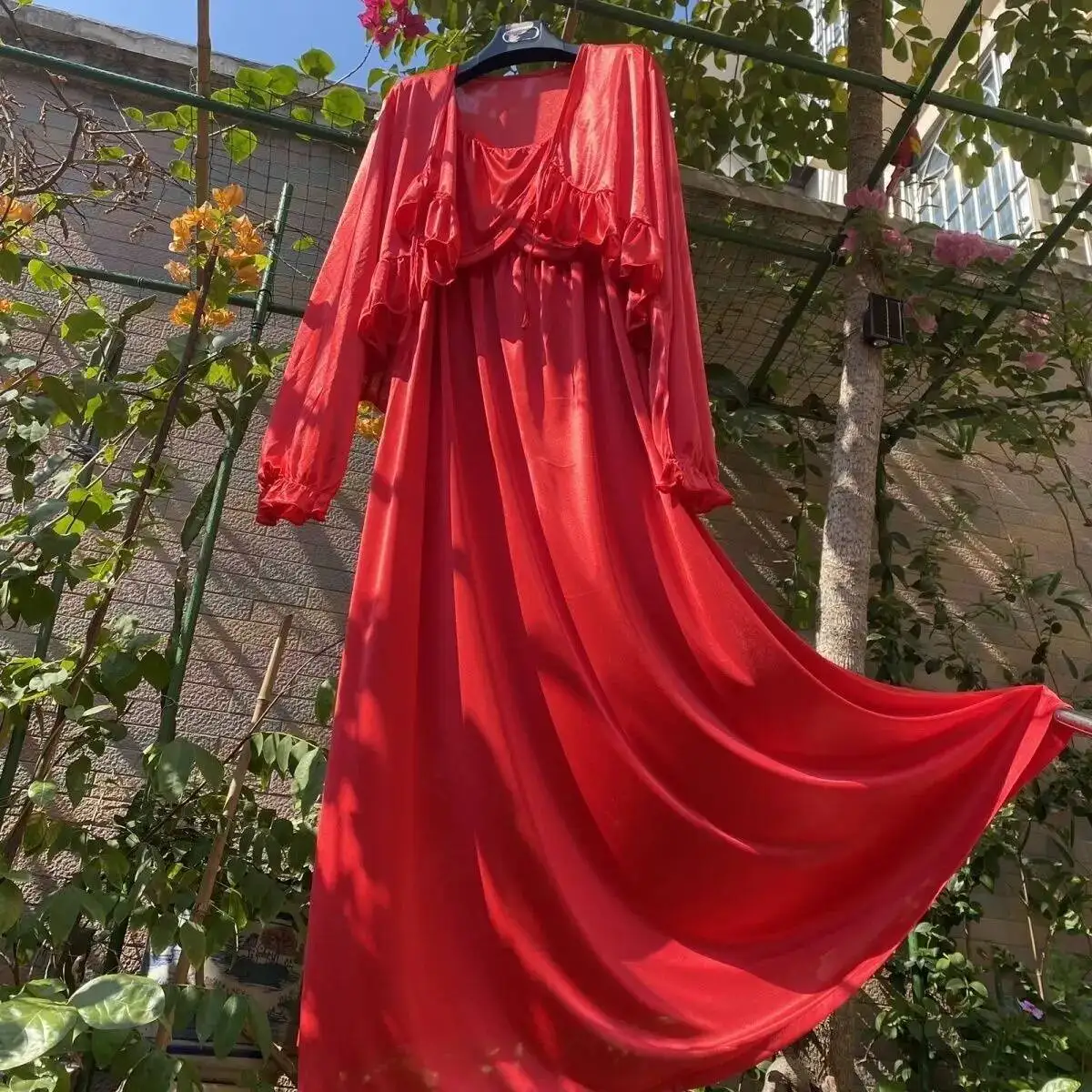 40-90kg Red glossy satin pajamas two-piece set dresses Women ruffles long sleeve outerwear loose sleeping dress 
40-90kg Red glossy satin pajamas two-piece set dresses Women ruffles long sleeve outerwear loose sleeping dress