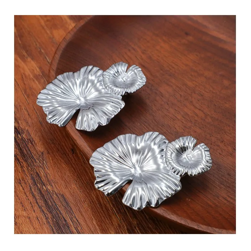 New Exaggerated Leaf Flower Earrings Women's Retro Fashion Long Alloy Flower Earrings
New Exaggerated Leaf Flower Earrings Women's Retro Fashion Long Alloy Flower Earrings