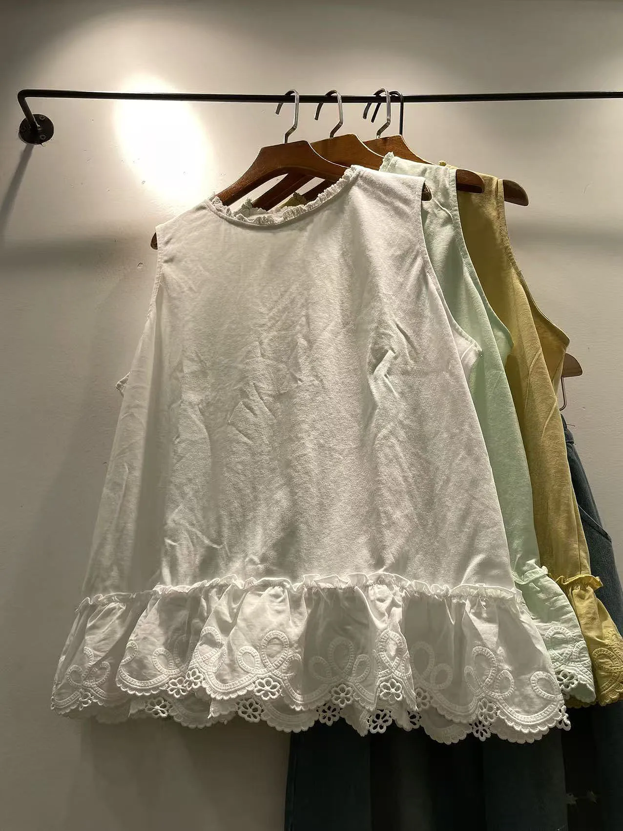 Summer New Loose Lace Trim Splice Neckline Sleeveless Top Women's Fashion Girl Style Straight Hem round Neck Breathable Thin
Summer New Loose Lace Trim Splice Neckline Sleeveless Top Women's Fashion Girl Style Straight Hem round Neck Breathable Thin