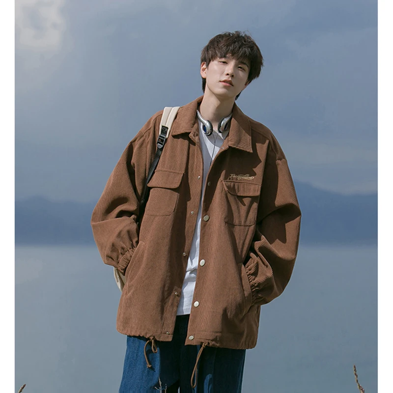 Вельветовый тюнер для подростков, весна-осень, новая мужская рабочая одежда в стиле ретро, длинный свек, однотонный флип-воротник на одной пуговице
Вельветовый тюнер для подростков, весна-осень, новая мужская рабочая одежда в стиле ретро, длинный свек, однотонный флип-воротник на одной пуговице