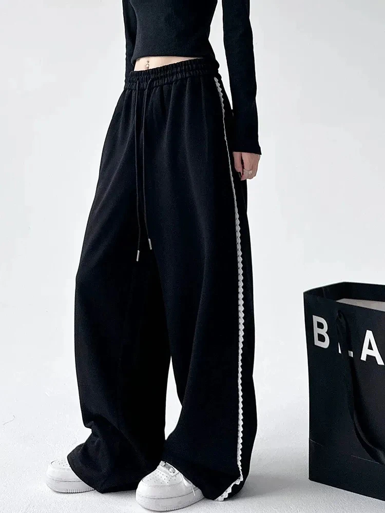 Черные кружевные лоскутные брюки женские осенние модные свободные повседневные широкие брюки с высокой талией на шнуровке дышащие шикарные простые спортивные штаны
Черные кружевные лоскутные брюки женские осенние модные свободные повседневные широкие брюки с высокой талией на шнуровке дышащие шикарные простые спортивные штаны