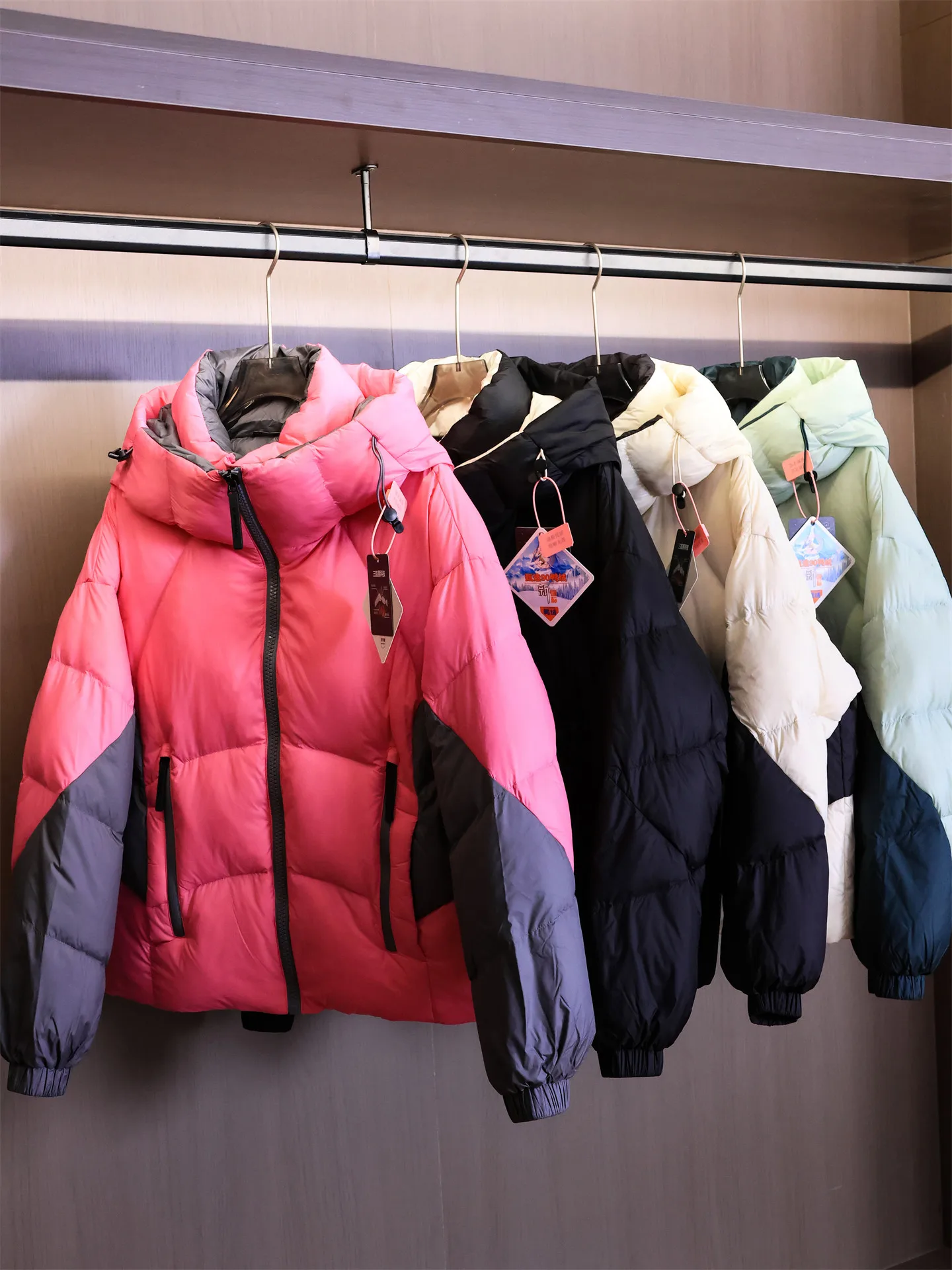 Thermal Puffer Jacket Women's Long Sleeve Hooded down Coat Warmth Insulation Color Block Flocking Fabric Casual Style B560
Thermal Puffer Jacket Women's Long Sleeve Hooded down Coat Warmth Insulation Color Block Flocking Fabric Casual Style B560