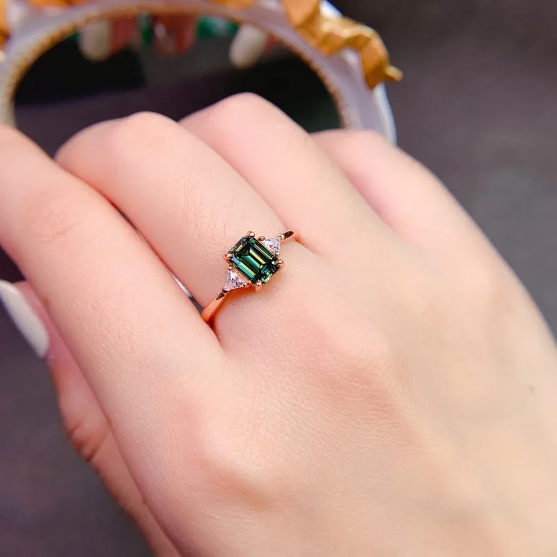 100% 925 Sterling Silver 1ct Emerlald Cut Green Moissanite Rings for Women D Color Diamond Wedding Fine Jewelry
100% 925 Sterling Silver 1ct Emerlald Cut Green Moissanite Rings for Women D Color Diamond Wedding Fine Jewelry