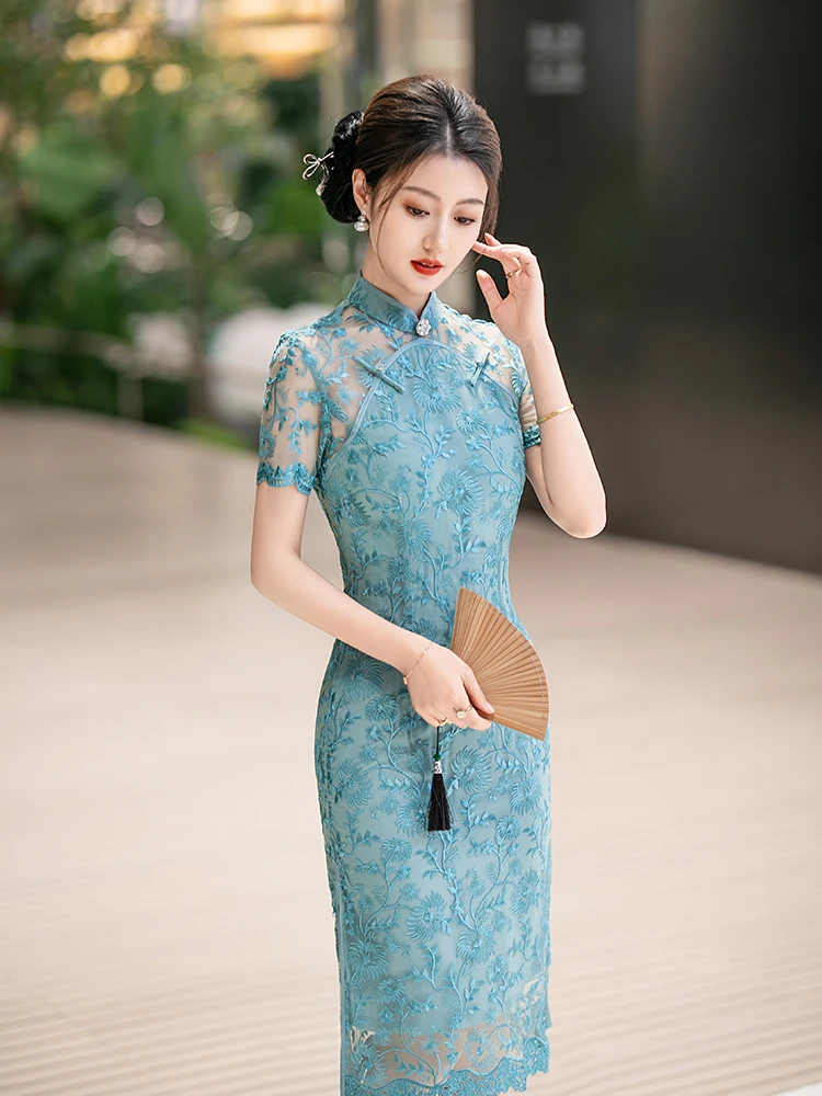 Синее кружевное женское платье-ципао с вырезами, длинное, с круглым воротником, коротким рукавом, для повседневной носки, из полиэстера.
Синее кружевное женское платье-ципао с вырезами, длинное, с круглым воротником, коротким рукавом, для повседневной носки, из полиэстера.