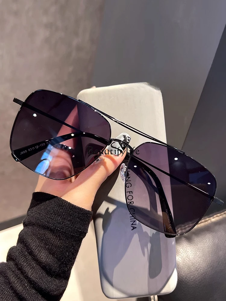 The new widened and enlarged toad glasses men's casual double beam brown sunglasses are super cool.
The new widened and enlarged toad glasses men's casual double beam brown sunglasses are super cool.