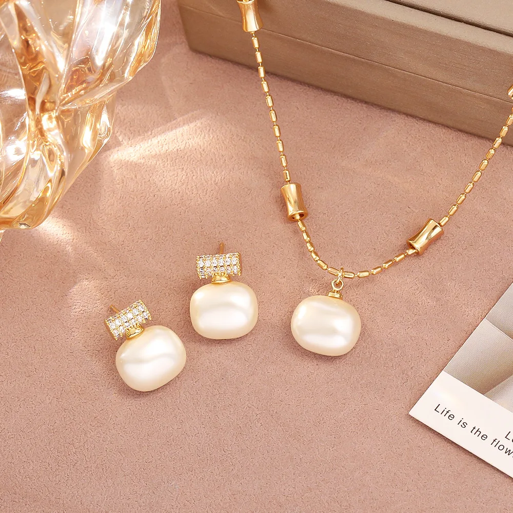 Micro-paved zircon steamed bun pearl earrings, high-end fashion commuting versatile earrings silver needle temperament earrings
Micro-paved zircon steamed bun pearl earrings, high-end fashion commuting versatile earrings silver needle temperament earrings