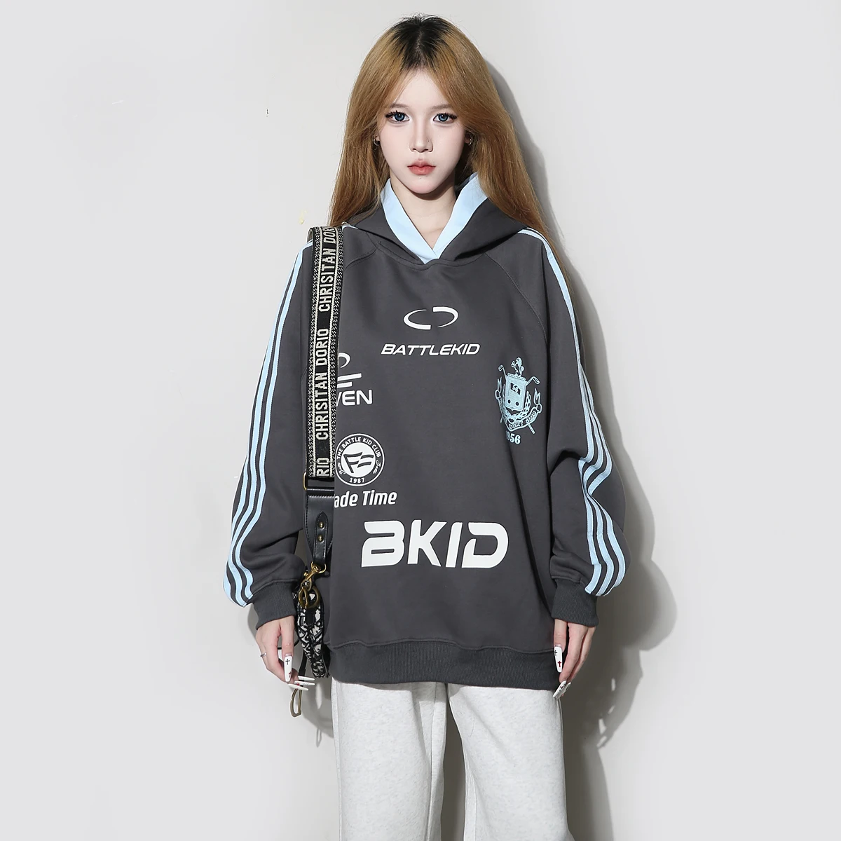 Женская толстовка-худи на раннюю осень 2025 года, новая, свободного кроя, в американском стиле, модная, с капюшоном, из хлопка и полиэстера
Женская толстовка-худи на раннюю осень 2025 года, новая, свободного кроя, в американском стиле, модная, с капюшоном, из хлопка и полиэстера