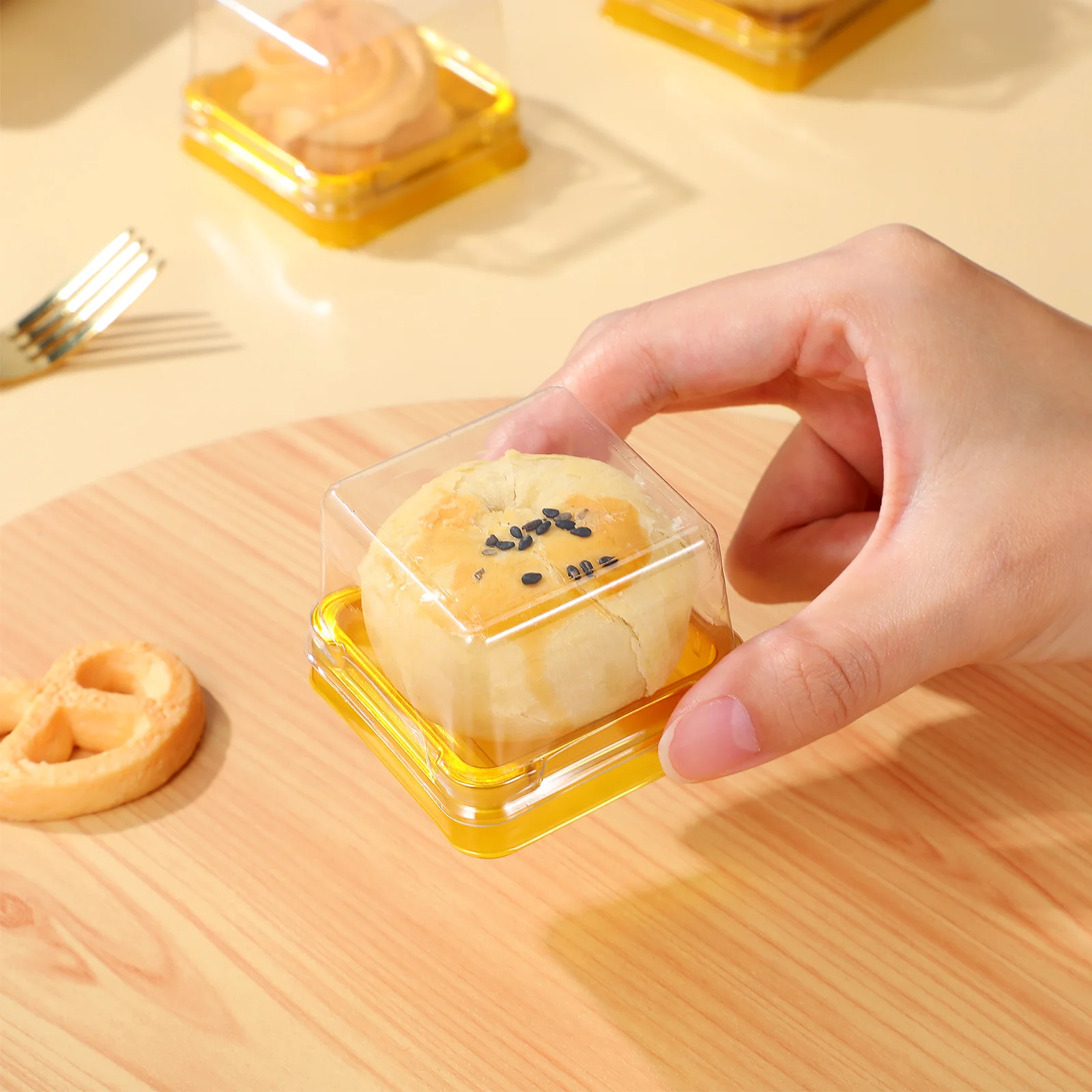 50pcs Square Moon Cake Boxes Golden Plastic Egg Yolk Crisp Container Sealed Lid Fit Small Cakes Mooncakes Cupcakes Eco Food
50pcs Square Moon Cake Boxes Golden Plastic Egg Yolk Crisp Container Sealed Lid Fit Small Cakes Mooncakes Cupcakes Eco Food
