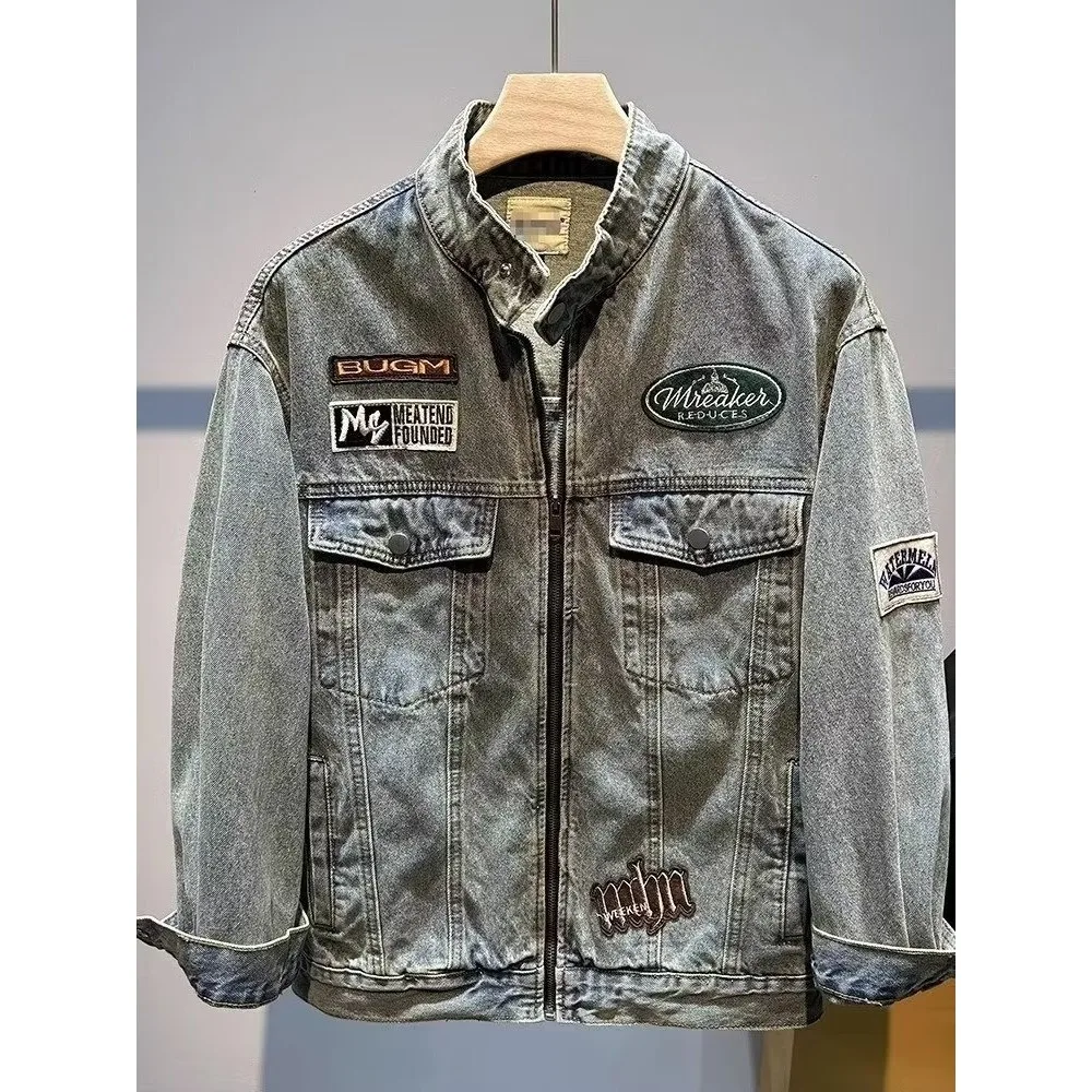 Мужская джинсовая куртка в стиле ретро с вышитой нашивкой, свободного кроя, на молнии, с воротником-стойкой, в бейсбольном стиле, для осени
Мужская джинсовая куртка в стиле ретро с вышитой нашивкой, свободного кроя, на молнии, с воротником-стойкой, в бейсбольном стиле, для осени