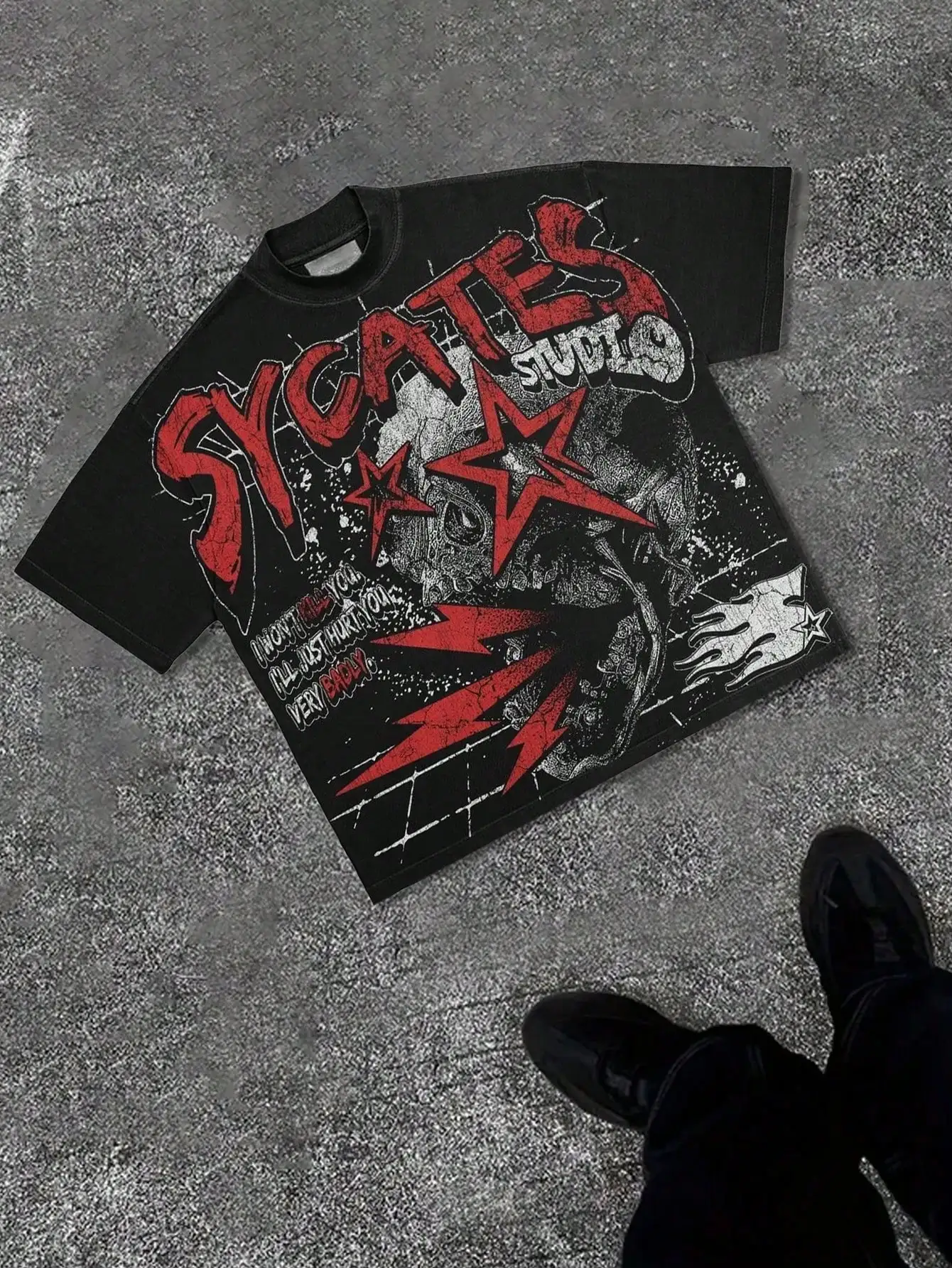 Футболка с графическим принтом в стиле distressed — яркий красно-белый принт на черном хлопке
Футболка с графическим принтом в стиле distressed — яркий красно-белый принт на черном хлопке