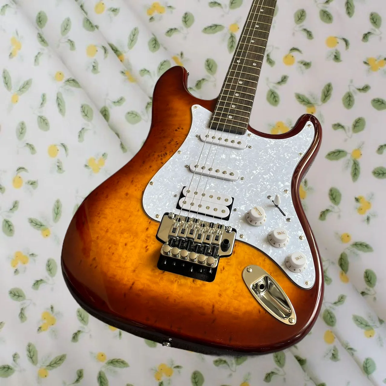 Electric guitar, factory customized, made of maple and peach blossom wood, multiple colors, in stock, fast and free shipping F3
Electric guitar, factory customized, made of maple and peach blossom wood, multiple colors, in stock, fast and free shipping F3