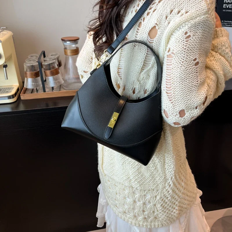 Стильная женская сумка-мессенджер из мягкой кожи, через плечо с известным дизайнером для удобства
Стильная женская сумка-мессенджер из мягкой кожи, через плечо с известным дизайнером для удобства