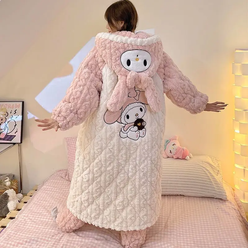 Женская толстая ночная рубашка с капюшоном Hello Kitty, новый стиль, домашняя одежда из кораллового флиса с героями мультфильмов Куроми, милый плюшевый толстый комплект одежды для сна для девочек
Женская толстая ночная рубашка с капюшоном Hello Kitty, новый стиль, домашняя одежда из кораллового флиса с героями мультфильмов Куроми, милый плюшевый толстый комплект одежды для сна для девочек