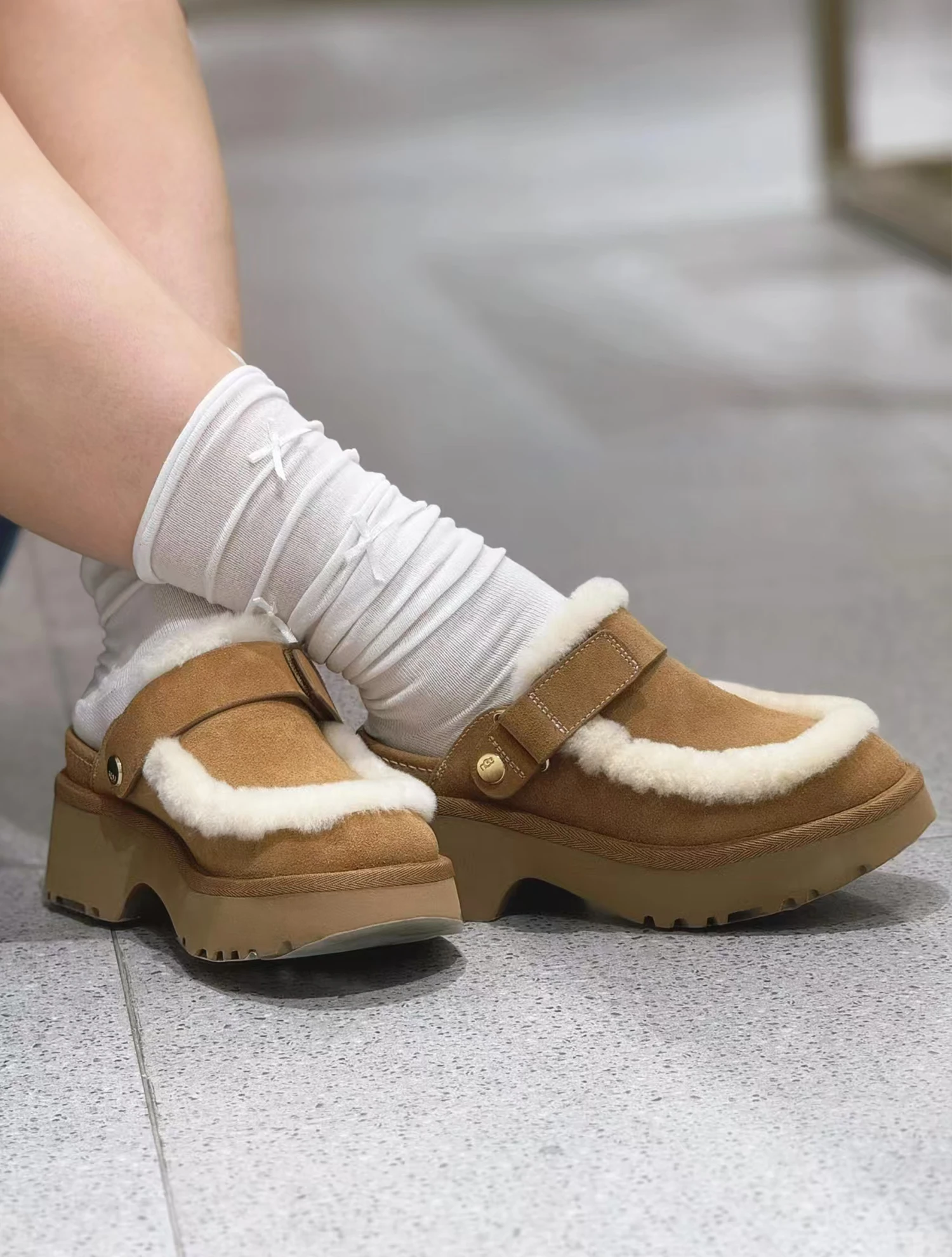 Удобные женские меховые тапочки без шнуровки с круглым носком на подкладке, повседневные тапочки в стиле ретро из овчины Thi Bot
Удобные женские меховые тапочки без шнуровки с круглым носком на подкладке, повседневные тапочки в стиле ретро из овчины Thi Bot