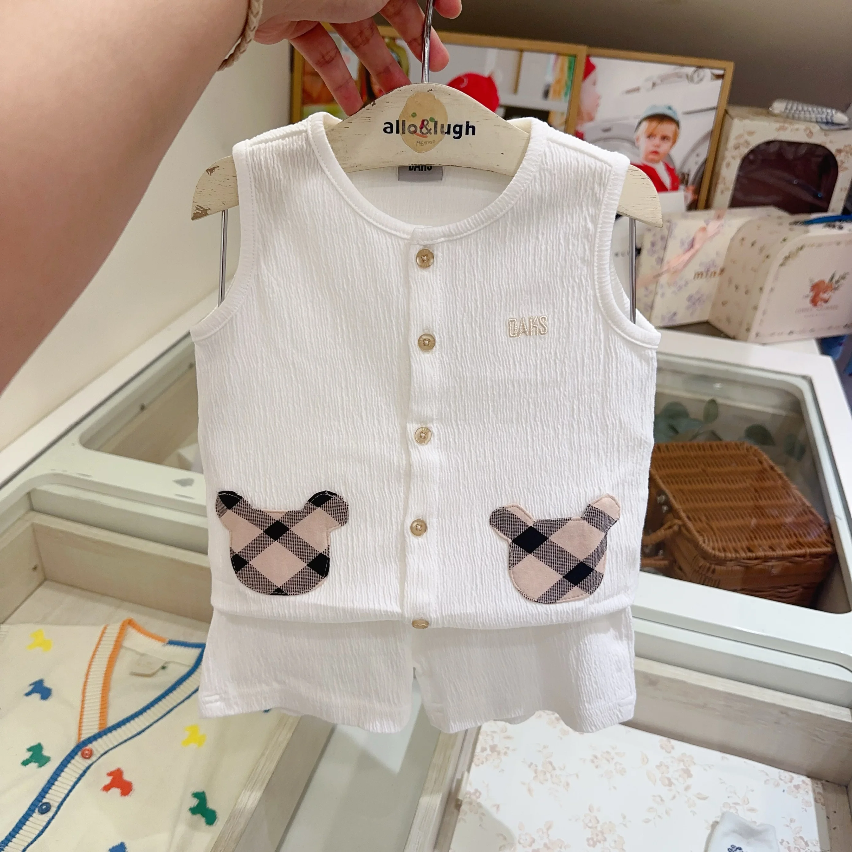 New Fashionable Pure Color Plaid Pocket Sleeveless Vest Shorts Set for Boys And Girls Baby Casual Wear Summer Outfit
New Fashionable Pure Color Plaid Pocket Sleeveless Vest Shorts Set for Boys And Girls Baby Casual Wear Summer Outfit
