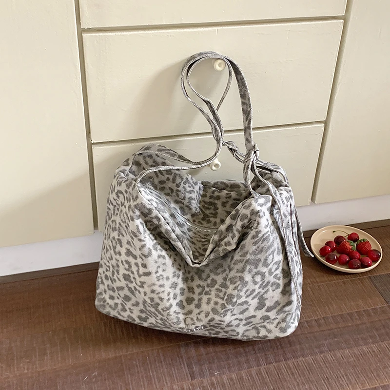 Retro Leopard Print Tote Bag Women Soft Fabric Large Capacity Shoulder Bag Casual Hobo Bag for Streetwear Style
Retro Leopard Print Tote Bag Women Soft Fabric Large Capacity Shoulder Bag Casual Hobo Bag for Streetwear Style