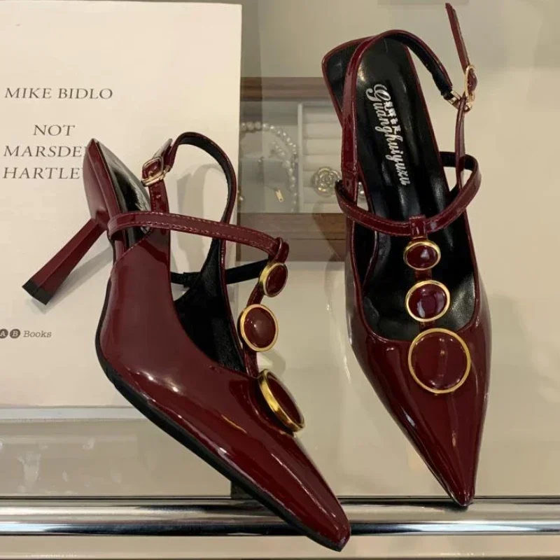 Дизайнерские туфли-лодочки с острым носком, женские сандалии с Т-образным ремешком, пикантные банкетные модельные туфли на тонком каблуке, женские модные элегантные женские туфли на высоком каблуке 
Дизайнерские туфли-лодочки с острым носком, женские сандалии с Т-образным ремешком, пикантные банкетные модельные туфли на тонком каблуке, женские модные элегантные женские туфли на высоком каблуке