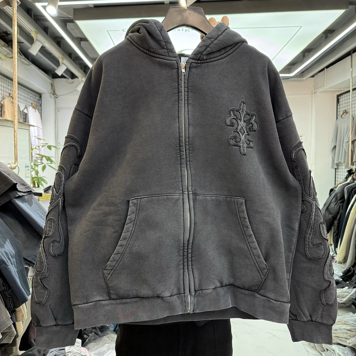 Осень-зима, новая американская толстовка с капюшоном и вышивкой на талии, уличная одежда, свободный кардиган на молнии
Осень-зима, новая американская толстовка с капюшоном и вышивкой на талии, уличная одежда, свободный кардиган на молнии