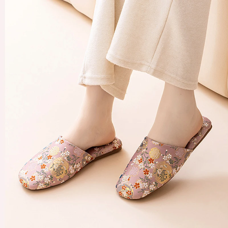 Fashion Embroidered Slippers Women's Home Indoor Shoes Anti-Slip Comfortable Breathable Slip-On Sandals Women Slippers New
Fashion Embroidered Slippers Women's Home Indoor Shoes Anti-Slip Comfortable Breathable Slip-On Sandals Women Slippers New