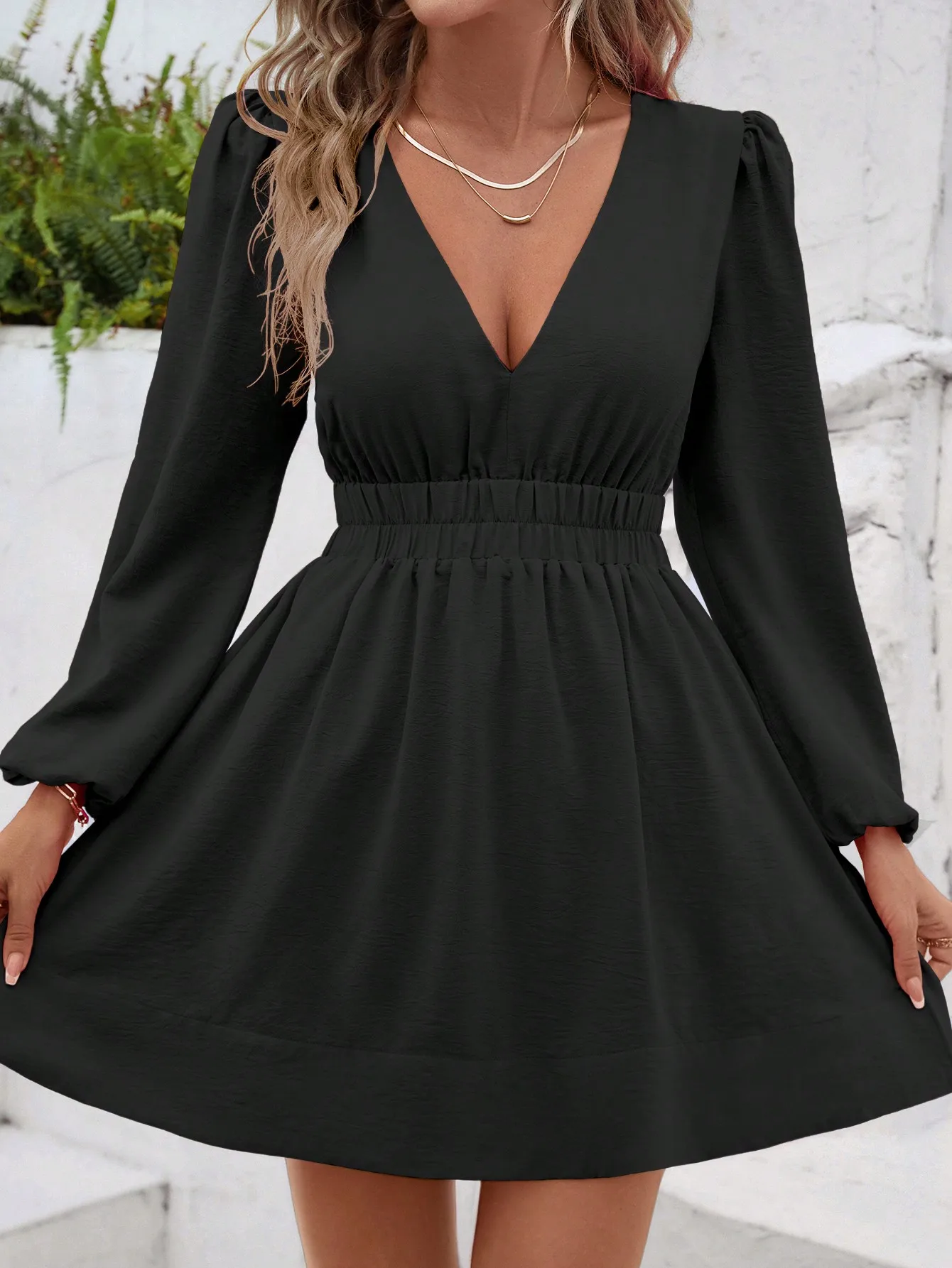 Черное мини-платье А-силуэта с V-образным вырезом, длинными рукавами и эластичной талией
Черное мини-платье А-силуэта с V-образным вырезом, длинными рукавами и эластичной талией