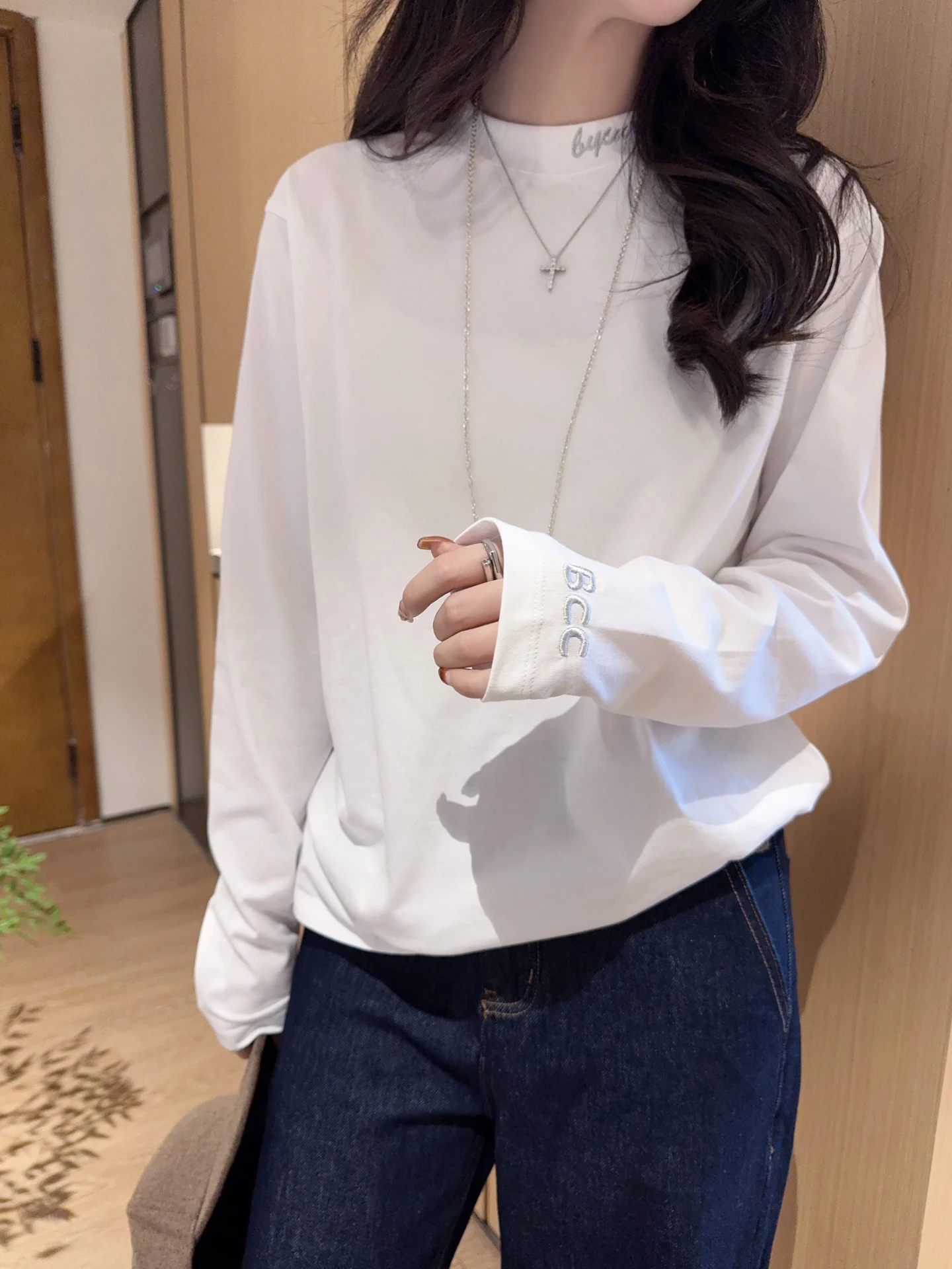 Soft Cotton Long Sleeve round Neck T-Shirt Letter Embroidery Versatile White Base Top for Women Breathable Casual Wear
Soft Cotton Long Sleeve round Neck T-Shirt Letter Embroidery Versatile White Base Top for Women Breathable Casual Wear
