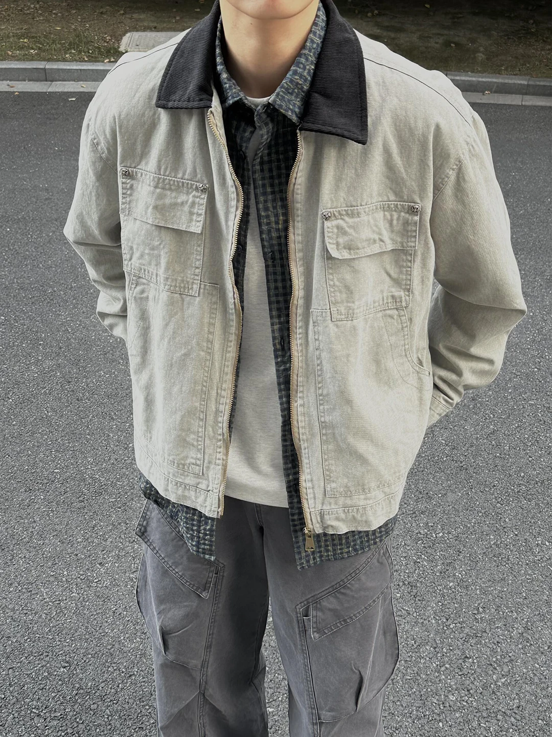 Мужская джинсовая куртка-пэчворк цвета хаки, осенняя, в американском стиле, молодежная, классического кроя, в стиле Детройт
Мужская джинсовая куртка-пэчворк цвета хаки, осенняя, в американском стиле, молодежная, классического кроя, в стиле Детройт