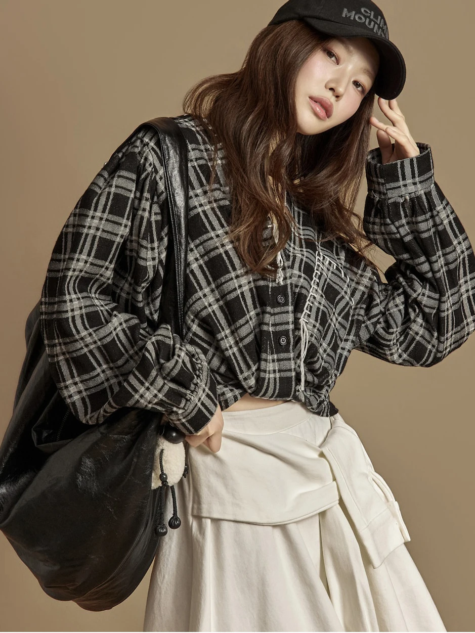 Весна 2026: Женская блузка в клетку с пышными рукавами, V-образным вырезом, универсальная, с закрученным подолом и складками на плечах, длинный рукав, модная
Весна 2026: Женская блузка в клетку с пышными рукавами, V-образным вырезом, универсальная, с закрученным подолом и складками на плечах, длинный рукав, модная