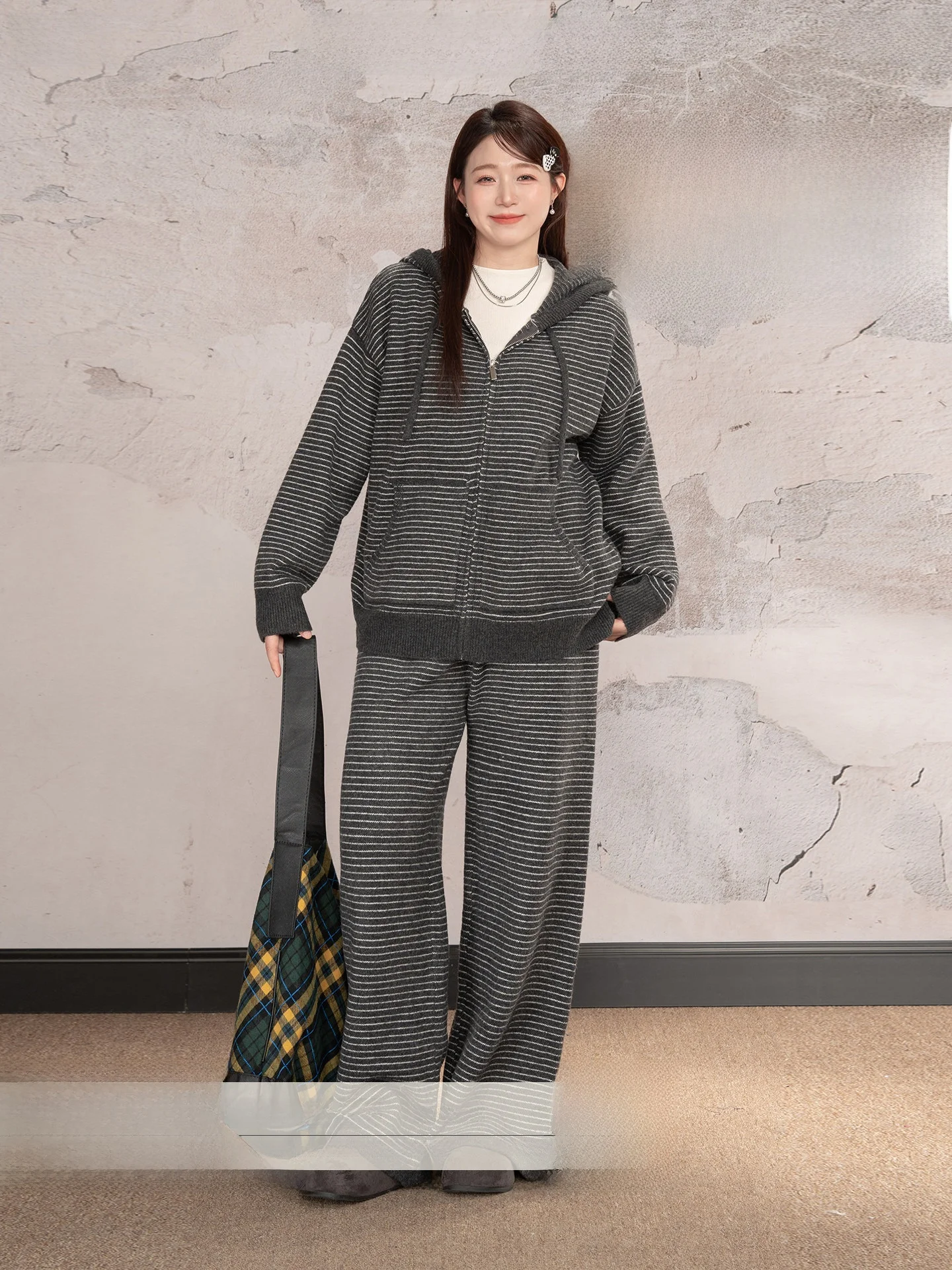 Новинка: Женский комплект из двух предметов больших размеров: свитшот и брюки в полоску с цветными блоками. Повседневный, утягивающий, зимний, комфортный, модный.
Новинка: Женский комплект из двух предметов больших размеров: свитшот и брюки в полоску с цветными блоками. Повседневный, утягивающий, зимний, комфортный, модный.