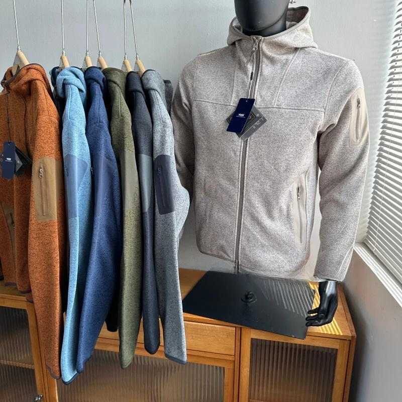 Unisex Fleece Lined Hooded Outdoor Jacket Zipper Closure Sports Jacket for Men And Women Couple Matching Anti-Pilling
Unisex Fleece Lined Hooded Outdoor Jacket Zipper Closure Sports Jacket for Men And Women Couple Matching Anti-Pilling