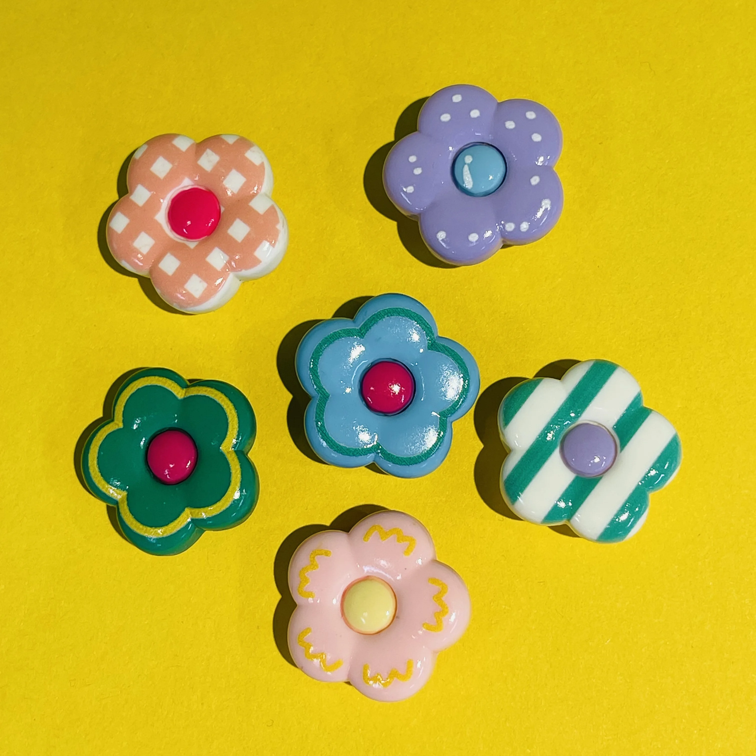 New Arrival 1-6pcs Resin Kawaii Flower Series Sandals Charms DIY Hole Slipper Garden Shoes Button Decorations Kids Party Gift
New Arrival 1-6pcs Resin Kawaii Flower Series Sandals Charms DIY Hole Slipper Garden Shoes Button Decorations Kids Party Gift