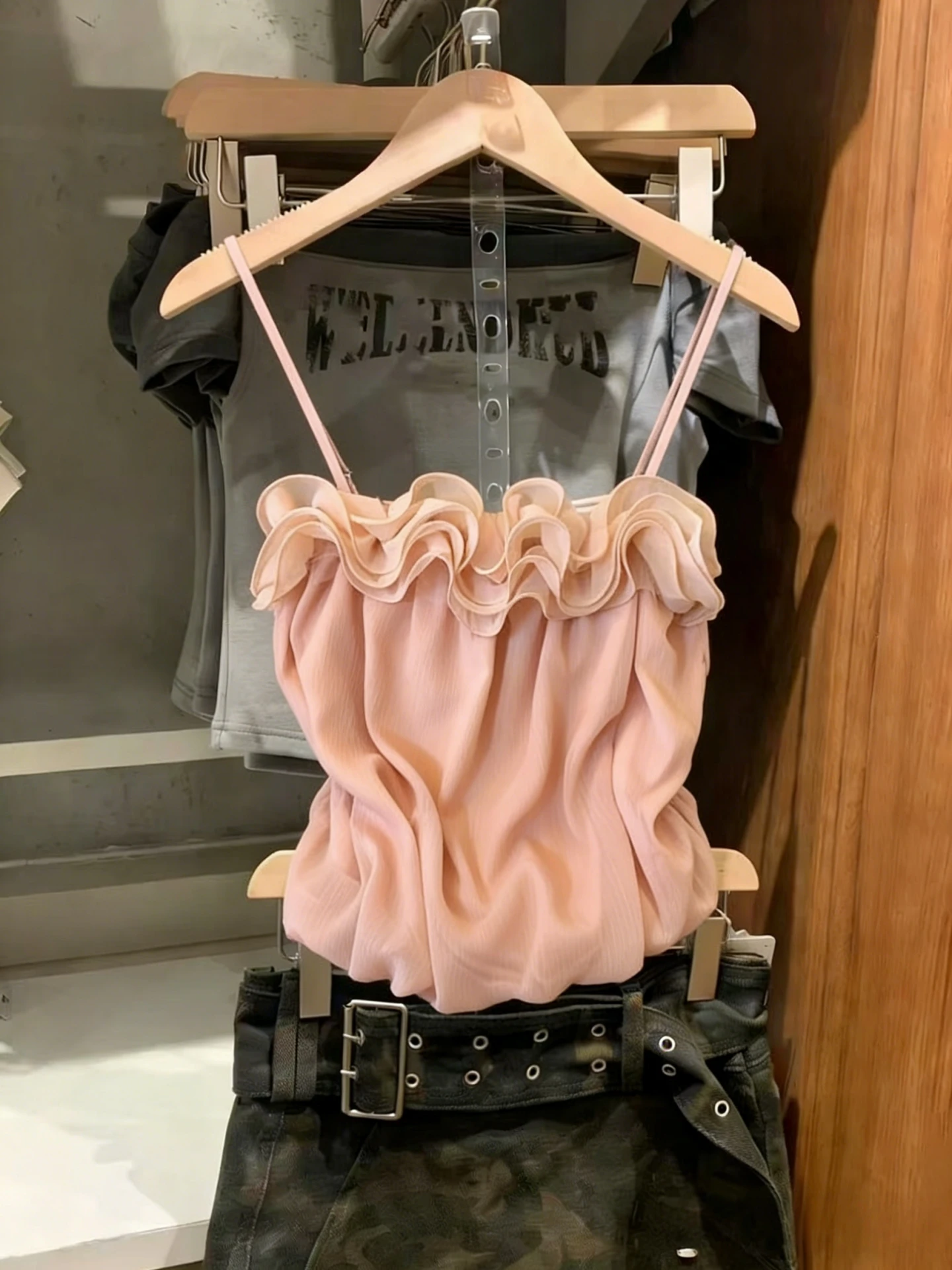 Chic Lace Trim Halter Neck Loose Fit Top for Women Summer 2026 Stylish Unique Floral Print Camisole Vest Polyester Fiber
Chic Lace Trim Halter Neck Loose Fit Top for Women Summer 2026 Stylish Unique Floral Print Camisole Vest Polyester Fiber