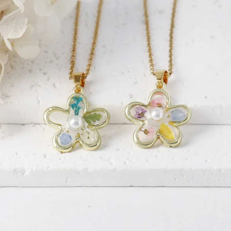 Cute Flower Shape Necklace With Dried Flower Creative Epoxy Resin Pressed Flower Necklaces Natural Plant Pendant Chain Necklaces
Cute Flower Shape Necklace With Dried Flower Creative Epoxy Resin Pressed Flower Necklaces Natural Plant Pendant Chain Necklaces