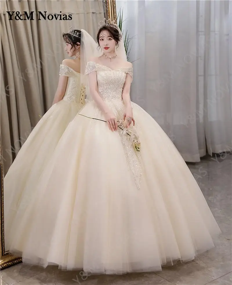 Y&m Vestidos De Novias 2022 New Fashion Off The Shoulder Champagne Wedding Dress Plus Size Boat Neck Lace Sequined Bridal Gowns
Y&m Vestidos De Novias 2022 New Fashion Off The Shoulder Champagne Wedding Dress Plus Size Boat Neck Lace Sequined Bridal Gowns