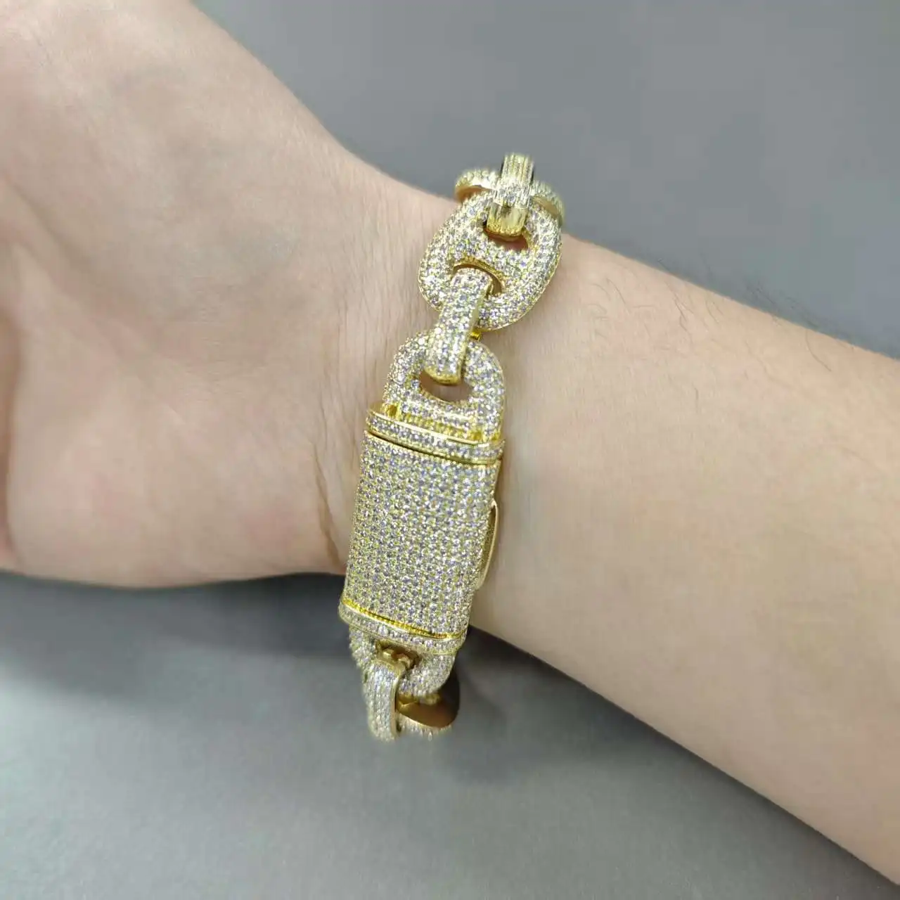 UWIN 16mm Pig Nose Shape Cuban Bracelets Iced Out Full Cubic Zircon Stones Link Chain Bracelet Hip Hop Jewelry for Father's Day
UWIN 16mm Pig Nose Shape Cuban Bracelets Iced Out Full Cubic Zircon Stones Link Chain Bracelet Hip Hop Jewelry for Father's Day
