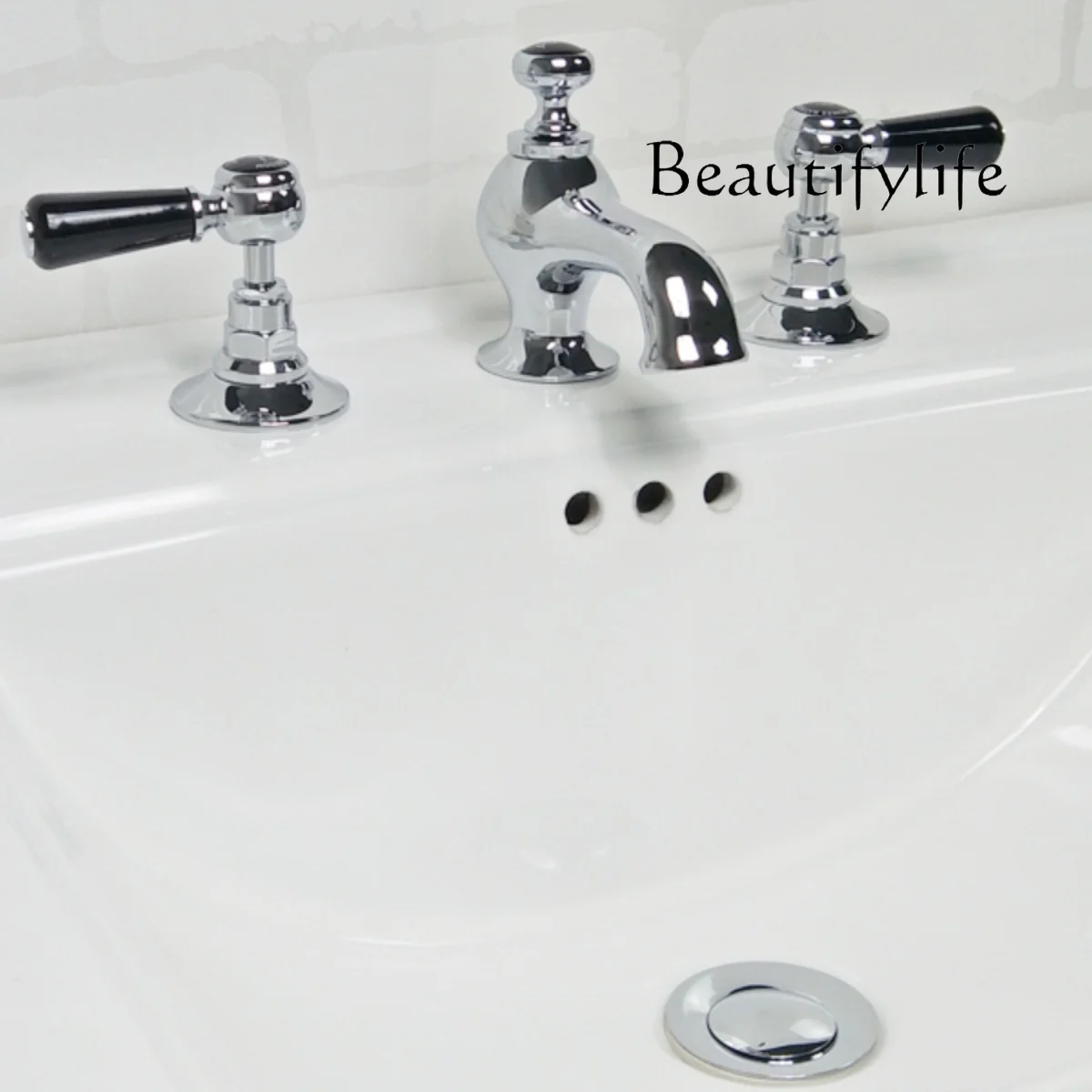 Bathroom three-hole British retro copper washbasin lip-turning faucet with traditional one-word ceramic hot and cold handle
Bathroom three-hole British retro copper washbasin lip-turning faucet with traditional one-word ceramic hot and cold handle
