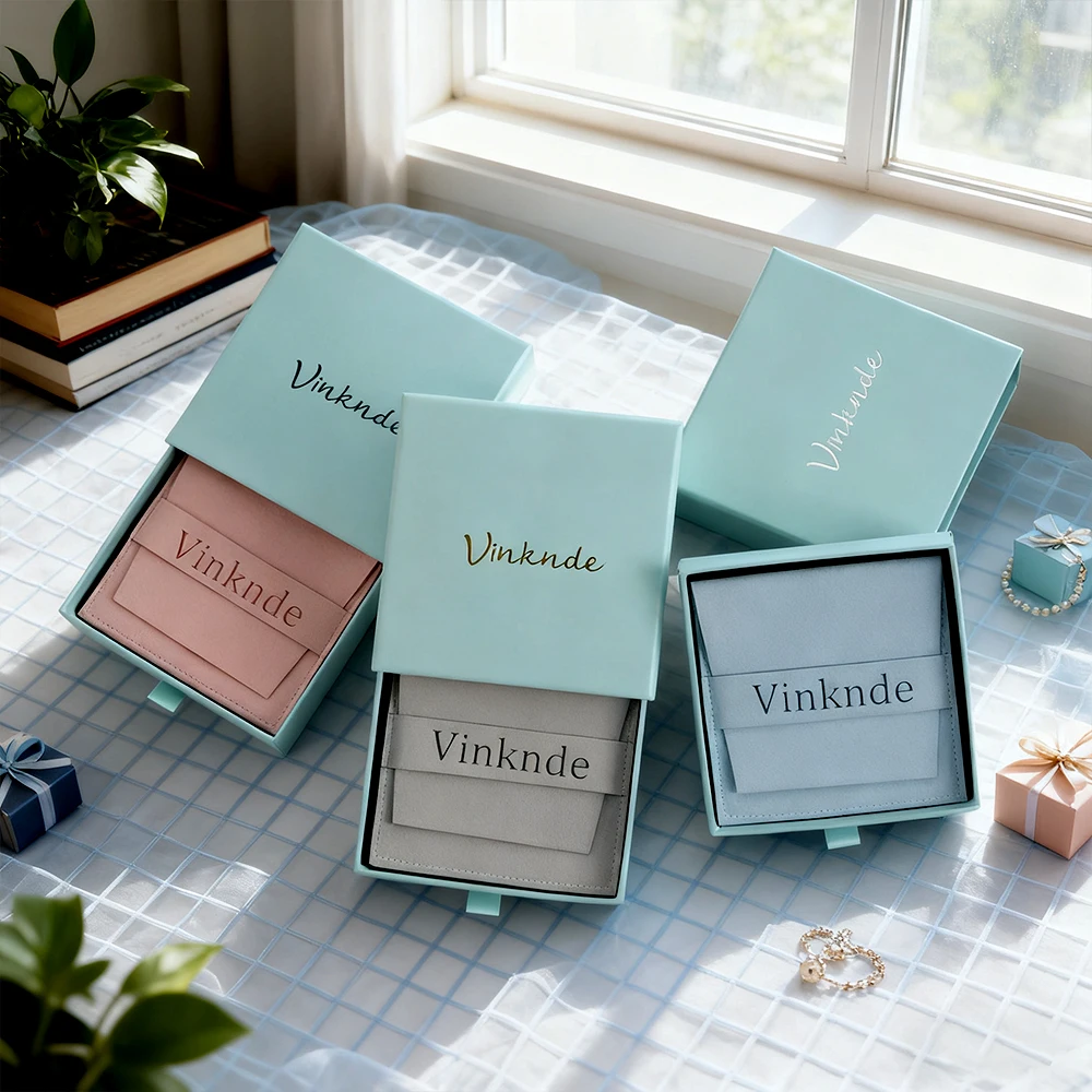 Paper Drawer Jewelry Box Microfiber Envelope Flap Bag for Necklace Bracelet Ring Gift Organizer Custom Jewellry Packaging Case
Paper Drawer Jewelry Box Microfiber Envelope Flap Bag for Necklace Bracelet Ring Gift Organizer Custom Jewellry Packaging Case