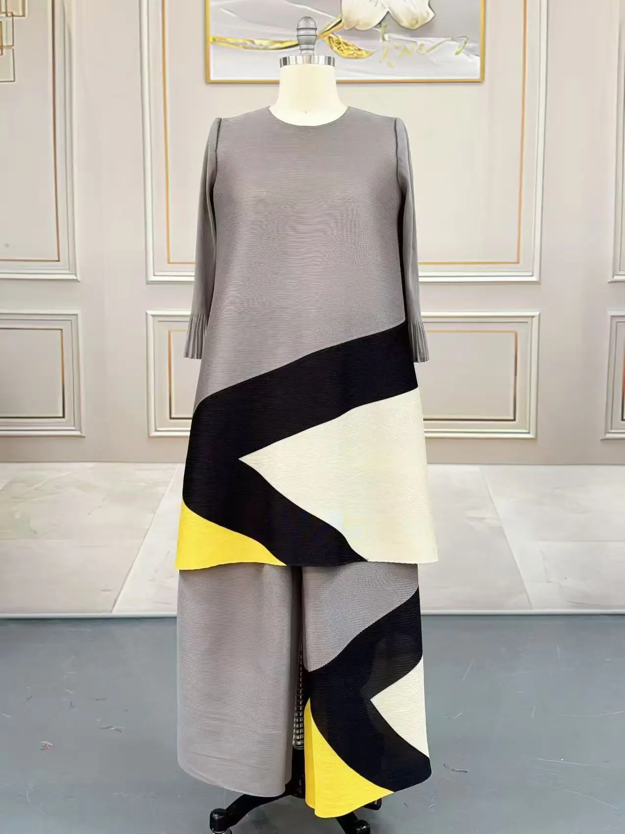 Miyake Suit Color Matching Printed Crew Neck Loose Top + Casual Loose Trousers Miyake Pleated Two-piece Set Women 2025 New
Miyake Suit Color Matching Printed Crew Neck Loose Top + Casual Loose Trousers Miyake Pleated Two-piece Set Women 2025 New