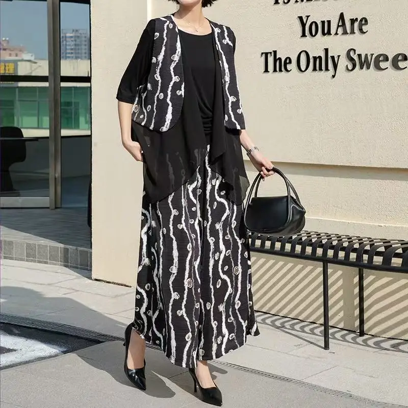 Женский повседневный комплект больших размеров: футболка, топ и брюки-палаццо. Новинка весна-лето. Удобный и модный.
Женский повседневный комплект больших размеров: футболка, топ и брюки-палаццо. Новинка весна-лето. Удобный и модный.