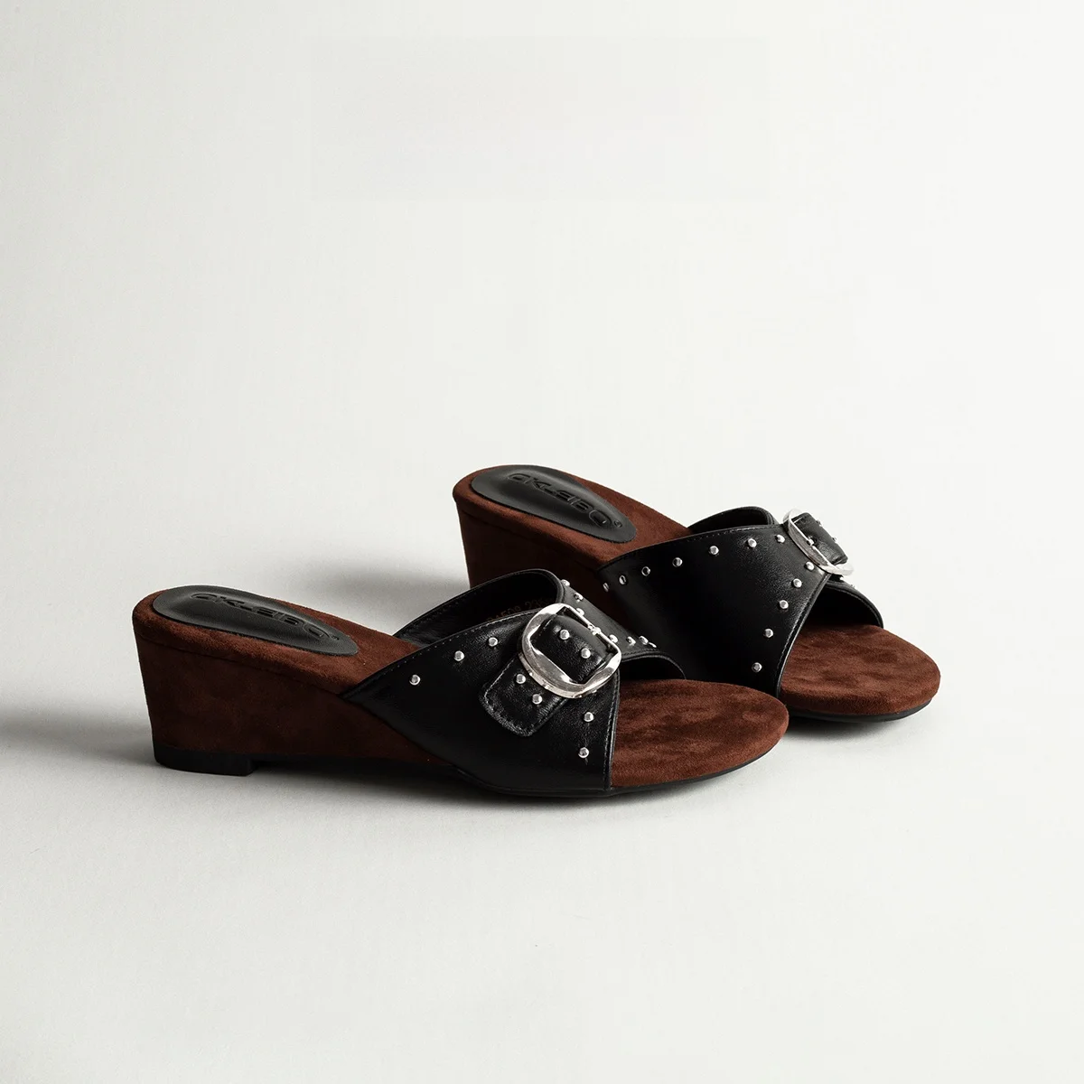 Retro Rivet Thick Heel Slope Slippers Women Casual Fashion Personality Leisure Beach Exposure Toe Clogs Summer Rubber Outsole
Retro Rivet Thick Heel Slope Slippers Women Casual Fashion Personality Leisure Beach Exposure Toe Clogs Summer Rubber Outsole
