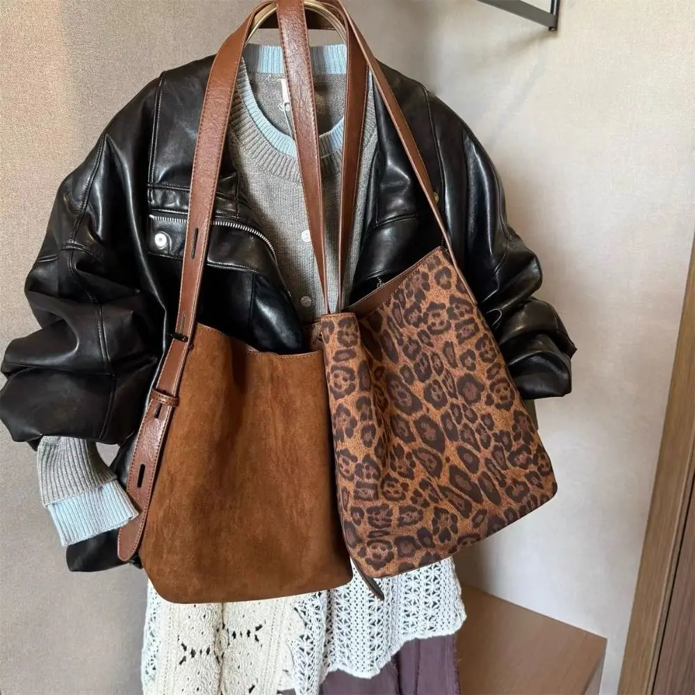 Large Capacity Suede Bucket Bag Fashion Korean Style Leopard Print Shoulder Bag Solid Color Handbag Ladies Crossbody Bag Girls
Large Capacity Suede Bucket Bag Fashion Korean Style Leopard Print Shoulder Bag Solid Color Handbag Ladies Crossbody Bag Girls
